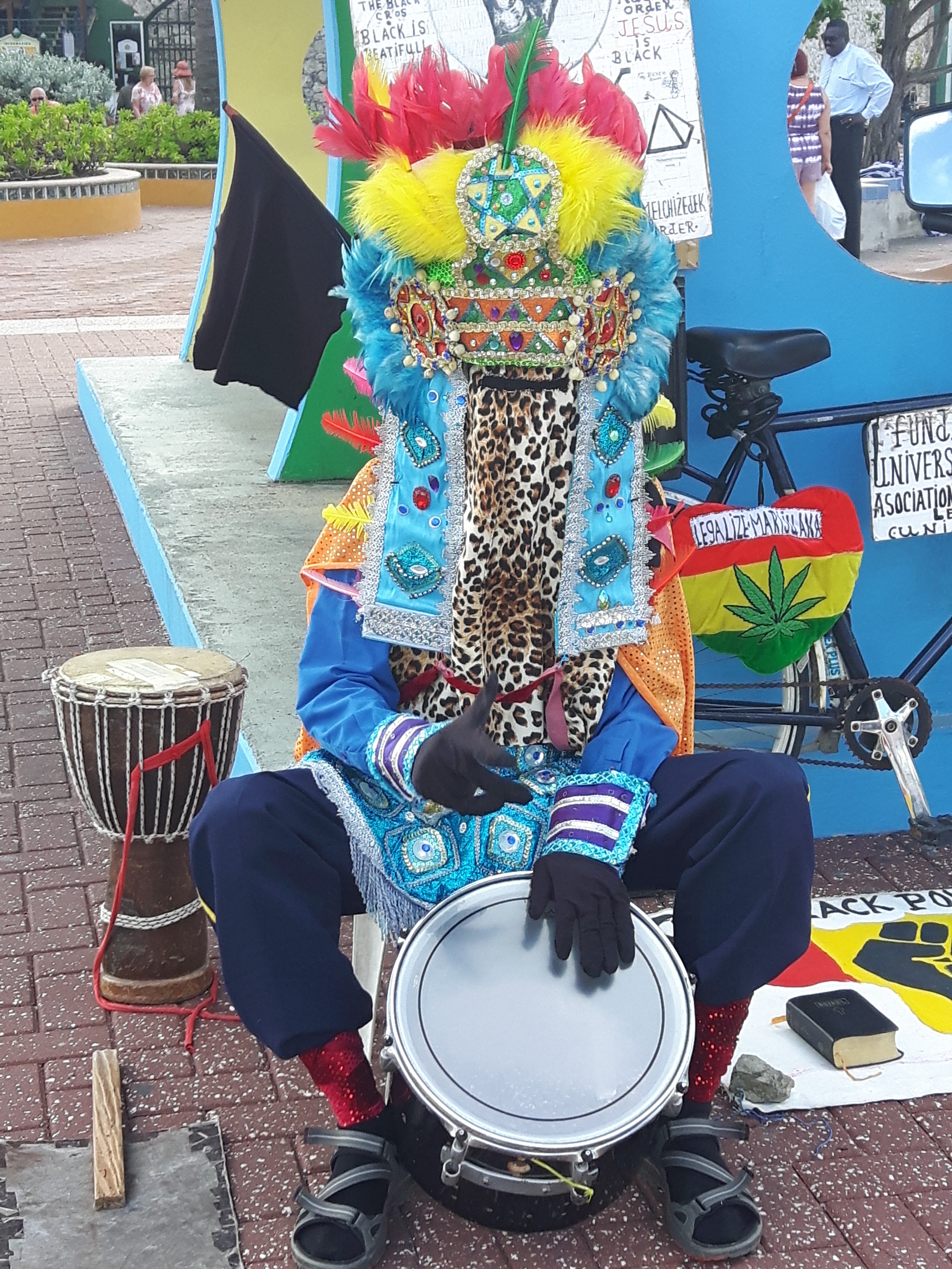 People watching and entertainment at the port is a free activity in Curacao