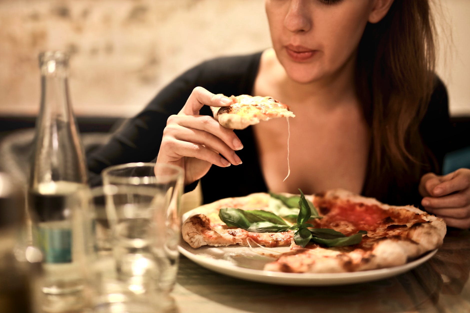 10 tips to gain confidence and make eating alone in a restaurant easier