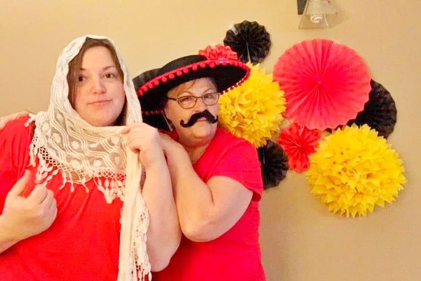 How to set up the background for a Spanish photo booth and what props to have